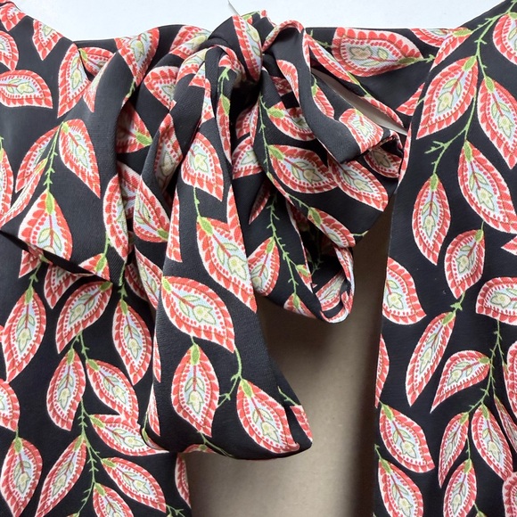 Beautiful Leaf Patterned Dress with Puff Sleeves - Picture 5 of 12